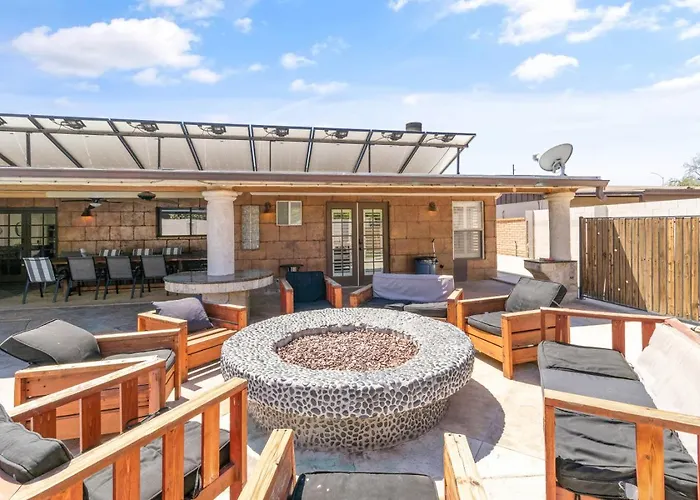Spacious 5br With Pool And Fire Pit - Sleeps 14 Holiday home