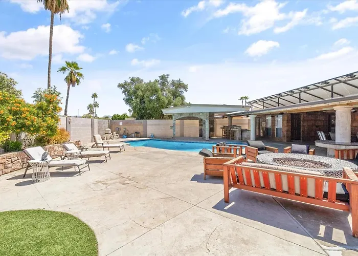Holiday home Spacious 5br With Pool And Fire Pit - Sleeps 14 Phoenix