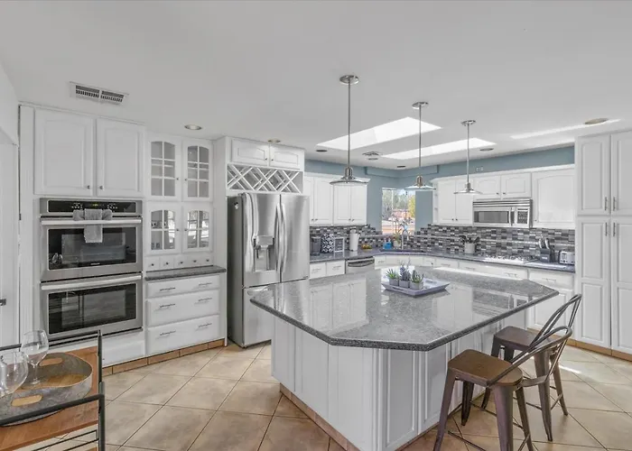Spacious 5br With Pool And Fire Pit - Sleeps 14 *