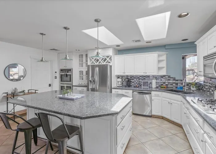 Spacious 5br With Pool And Fire Pit - Sleeps 14 Holiday home Phoenix